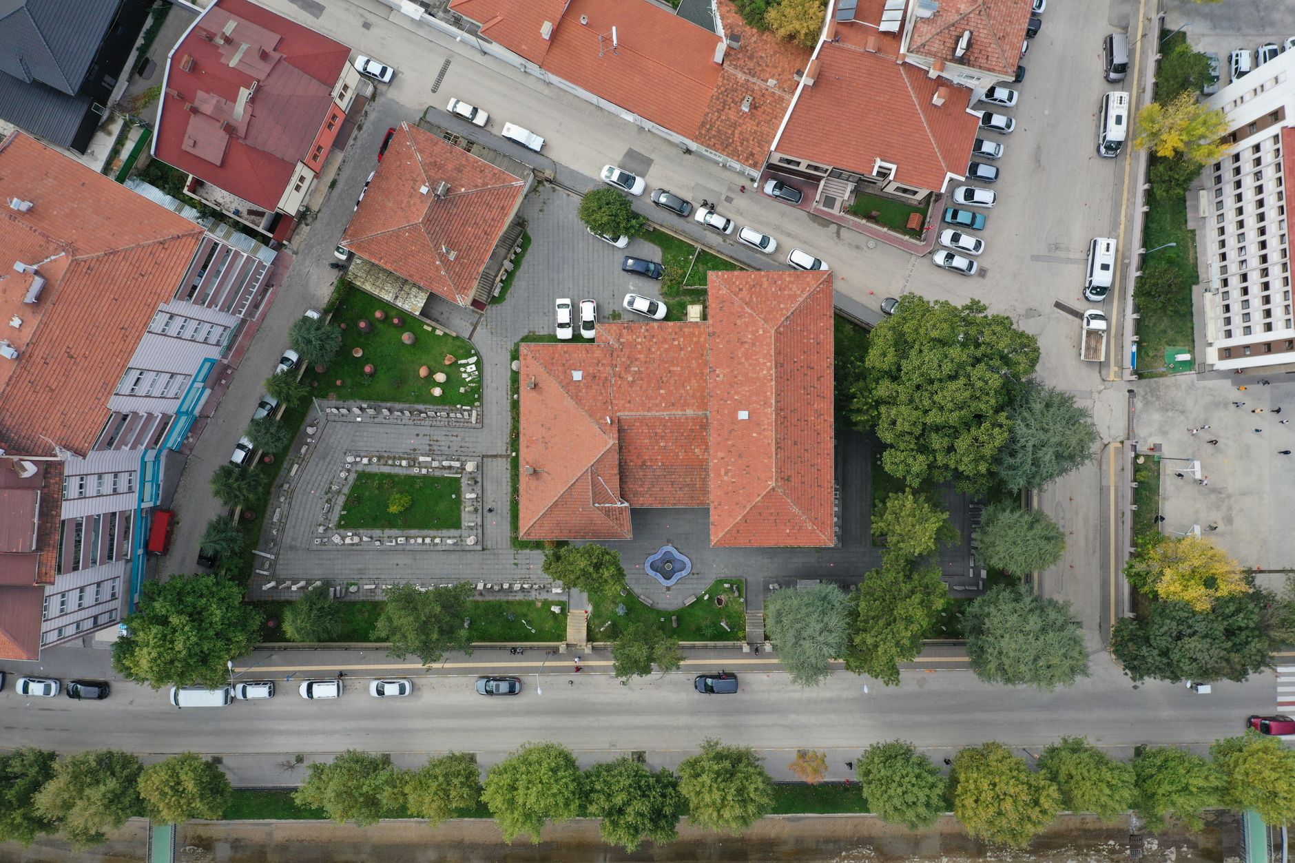 Vista aérea de edificios con tejados rojos y calles en Kastamonu, Turquía.