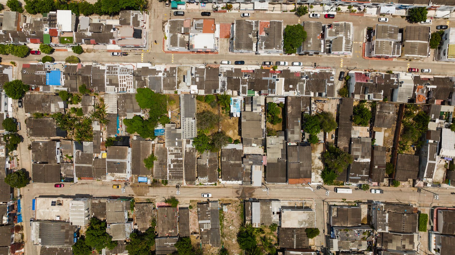 Explora un vibrante vecindario urbano desde arriba, mostrando una disposición en cuadrícula de casas y calles.